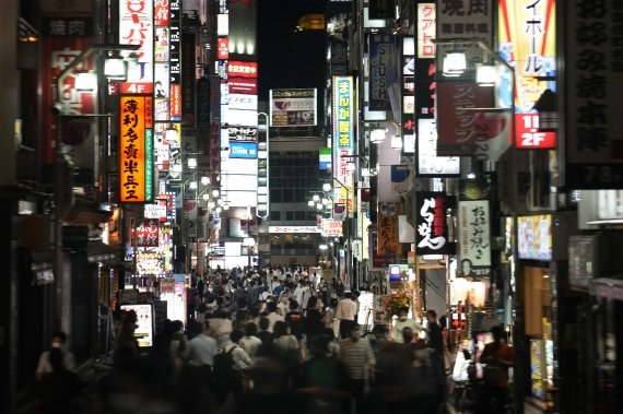 일본 도쿄의 최대 유흥가 밀집지역인 신주쿠 가부키초. 거리에 인파가 가득하다. AP 연합뉴스