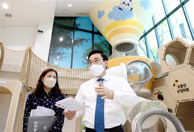 이동진(오른쪽) 서울 도봉구청장이 구청사 지하 1층에 있는 실내 어린이 놀이터 ‘오르봉내리봉’의 시설을 구 관계자와 함께 둘러보고 있다. 작은 사진은 ‘오르봉내리봉’의 실내 모습. 도봉구 제공