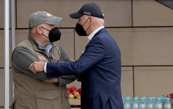 조 바이든 미국 대통령(오른쪽)이 26일(현지시간) 바르샤바의 우크라이나 난민대피소를 방문해 호세 안드레스 셰프와 이야기를 나누고 있다. 로이터 연합뉴스
