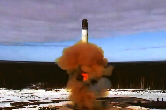 러시아가 20(현지시간) 차세대 대륙간탄도미사일(ICBM)인 RS-28 ‘사르맛’의 첫 시험발사에 성공했다. 타스연합뉴스 