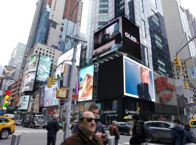 LG디스플레이가 뉴욕 타임스퀘어 전광판에 스타워즈 드라마 주인공이 등장하는 OLED TV 홍보 영상을 상영하고 있다. LG디스플레이 제공 