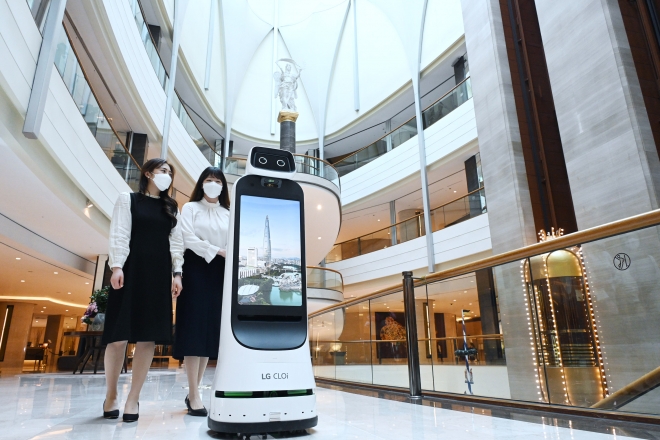 LG 클로이 가이드봇(LG CLOi GuideBot)이 서울 잠실 소재 롯데호텔 월드에서 고객들을 맞이한다. 이번 안내로봇 공급을 계기로 양사는 함께 LG 클로이 로봇을 활용한 비대면 서비스를 지속 확대해 나갈 계획이다. LG전자 제공