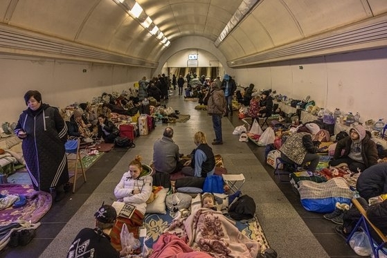 우크라이나 수도 키이우 시민들이 지하철역 방공호에서 지내는 모습. EPA 연합뉴스