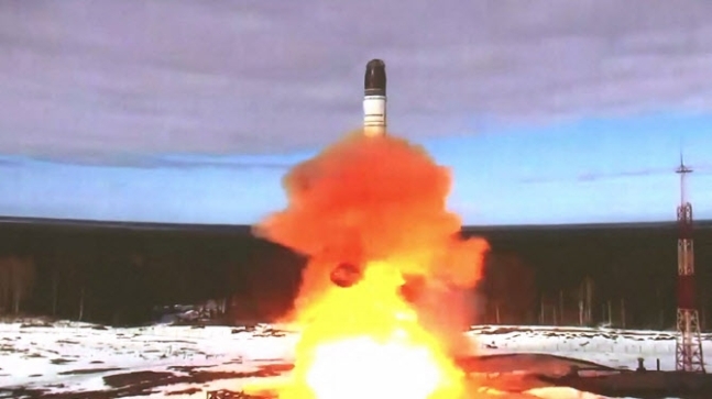 20일(현지시간) 러시아 북서부 아르한겔스크주의 플레세츠크 우주기지에서 차세대 대륙간탄도미사일(ICBM)인 RS-28 ‘사르맛’(Sarmat)이 처음 시험 발사되고 있다. AFP 연합뉴스