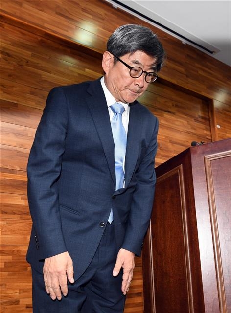 지난 2017년 6월 안경환 법무부 장관 후보자가 자신을 둘러싼 의혹에 대해 해명한 뒤 인사를 하고 있다. 연합뉴스
