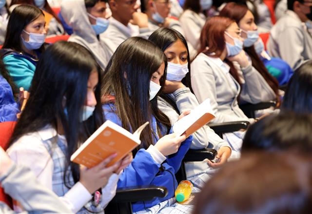 한국문학 선집 출간기념회에서 ‘마침내 끝이 시작되었다’를 들여다보고 있는 학생들. 문화체육관광부 제공