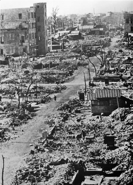 제2차 세계대전 당시 미군의 공습 작전 중 가장 파괴적이었던 ‘미팅하우스 작전’ 후 일본 도쿄의 모습. 1665t의 네이팜탄 투하로 10만명이 목숨을 잃었다. 김영사 제공