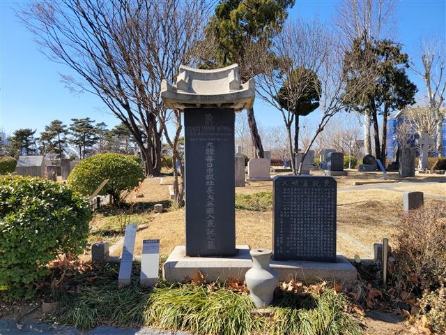 서울 마포구 합정동 양화진외국인선교사묘원에 있는 어니스트 베델(한국명 배설)의 묘. 묘비에 ‘대한매일신보사장대영국인배설지묘’라고 각인돼 있다. 옆 비문에는 장지연이 약술한 베델의 삶이 쓰여져 있다.