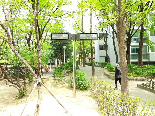 서울 노원구 한 아파트단지 안에 설치된 버스정보 안내 단말기 모습. 노원구 제공