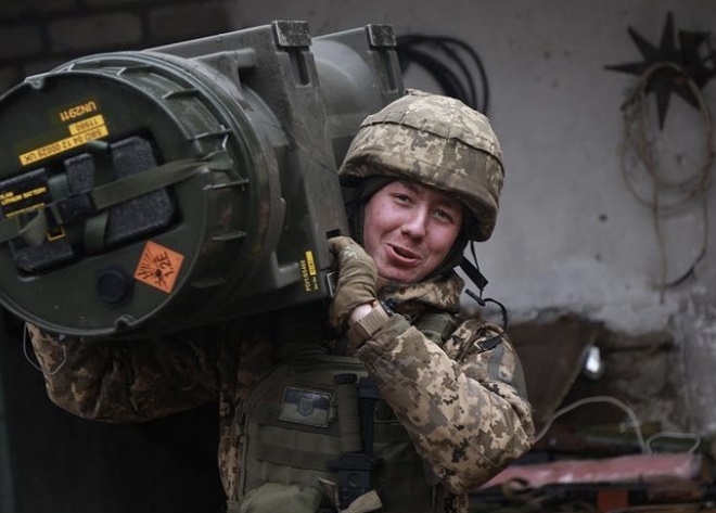 조 바이든 미국 대통령은 21일(현지시간) “우리는 이 전쟁이 얼마나 지속될지 모른다”면서도 “푸틴은 전투에서 야망을 성취하는 데 실패했다. 우리는 그가 틀렸다는 것을 증명할 것”이라며 거듭 우크라이나 방어 의지를 확인했다. 러시아 저항 중인 우크라이나 군인 모습. 우크라이나 영부인 올레나 젤렌스카 인스타그램