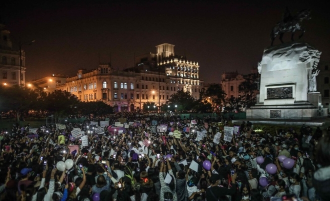 지난 14일(현지시간) 3세 여아 성폭행 사건에 분노한 페루 시위대. EPA 연합뉴스