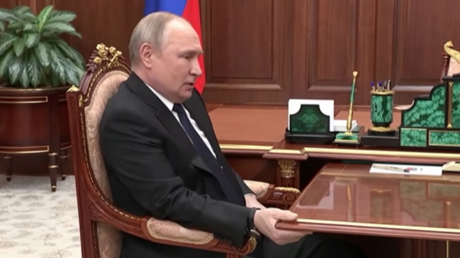 탁자를 꼭 붙잡고 발을 까딱거리는 블라디미르 푸틴 대통령. 2022.04.22 더 선 유튜브