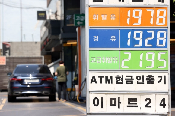 국내 주유소 휘발유 가격이 4주 연속 하락했다. 2022.4.17 연합뉴스