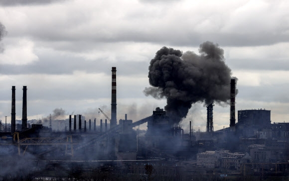 Smoke rises from the Azoustal (Azovstal) steelworks in the southeastern port city of Mariupol, which has been bombarded following Russia's invasion of Ukraine.  2022.4.22 TAS Yonhap News