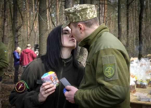 우크라이나, 러시아 침공으로 결혼식 급증 왜?...키이우는 전년의 8배 | 서울신문