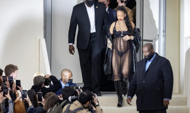 2022년 3월 1일 프랑스 파리 패션쇼에 참석한 리한나. 만삭임에도 검은 시스루로 장식된 비키니와 부츠, 화려한 주얼리로 관심을 한 몸에 받았다. 가디언 캡처