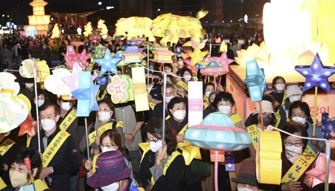 지난 23일 수원시 팔달구 화성행궁 광장에서 ‘2022 수원 연등축제’가 열려 불교계와 시민들이 함께 연등축제를 즐기고 있다.   수원시 제공 