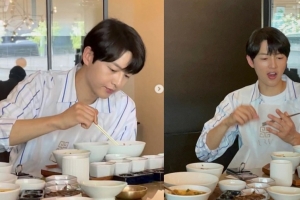 송중기, 한식당서 포착…핸드폰엔 ‘손가락걸이’