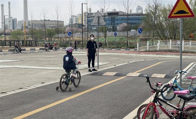 어린이들이 안양천 자전거 교통안전체험장에서 강사의 지도 아래 운행 연습을 하고 있다.  영등포구 제공