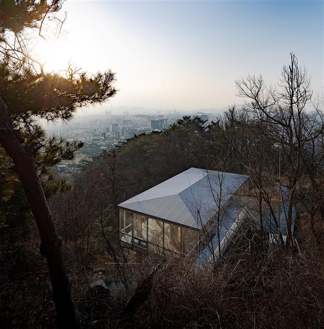 수려한 풍광의 인왕산 계곡 사이에 자리잡은 ‘인왕산 숲속 쉼터’.  김용순 작가 제공