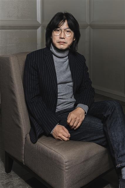 고등학교 1학년 딸을 둔 김지훈 감독은 “아빠의 마음으로 건우의 영혼이 파괴되는 것을 직간접적으로 경험하고 함께 아파하면서 영화를 찍었다”고 말했다.  마인드마크 제공