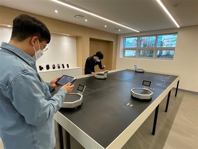 광진구 ‘광진경제허브센터’의 테스트베드실에서 스타트업 입주사들이 개발한 서빙 로봇 시스템을 시험하고 있다. 광진구 제공