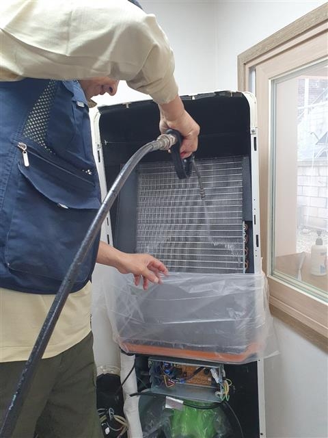 서울 동대문구 어르신 무더위 쉼터에서 직원이 냉방기를 세척하고 있다. 동대문구 제공