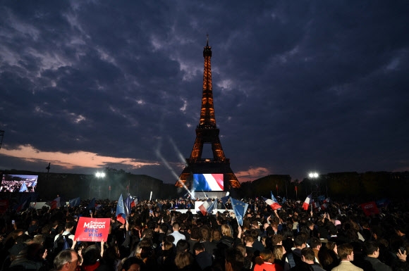 에펠탑에 모인 시민들