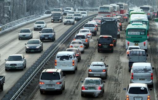 동부간선도로 서울방향 의정부구간이 폭설로 출근길 극심한 정체 현상을 빚고 있다. 연합뉴스
