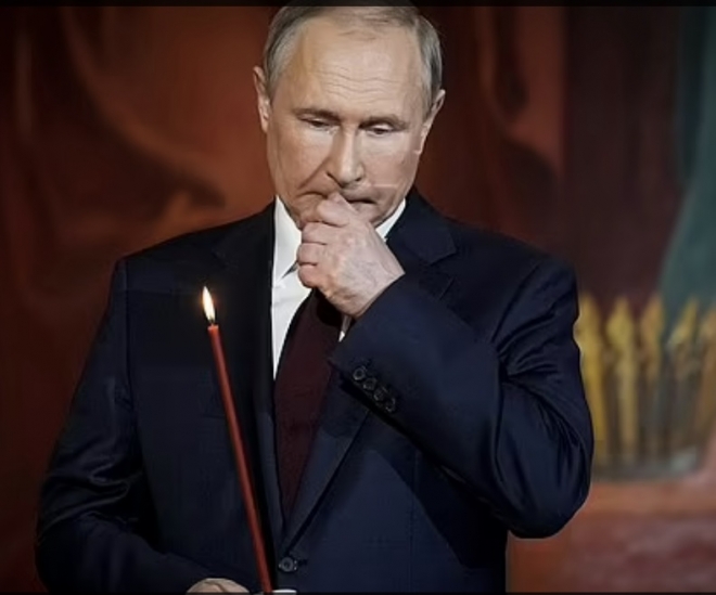 대부분의 러시아와 우크라이나인이 믿는 종교인 정교회의 부활절 미사에 참석한 블라디미르 푸틴 러시아 대통령이 입 안을 씹는 것처럼 보이며 계속 불편하게 움직이는 모습의 영상이 공개돼 그의 건강이상설이 또 제기됐다. AP연합뉴스