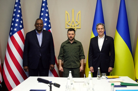 볼로디미르 젤렌스키 우크라이나 대통령(가운데)이 24일(현지시간) 수도 키이우(키예프)를 방문한 토니 블링컨 미국 국무장관(오른쪽), 로이드 오스틴 미국 국방장관과 회담을 하기 전에 함께 포즈를 취하고 있다. 이날 회동은 미국을 비롯한 서방 국가들이 러시아 침공을 받은 우크라이나에 대한 군사적, 인도적 지원을 늘리는 가운데 우크라이나 정부가 추가 지원을 요구하는 상황에서 성사됐다. 2022.4.25 연합뉴스