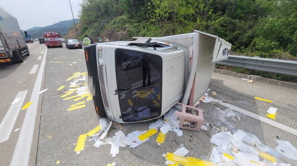 25일 오후 1시 30분쯤 부산울산고속도로에서 발생한 화물차 추돌 사고 현장. 부산경찰청 제공