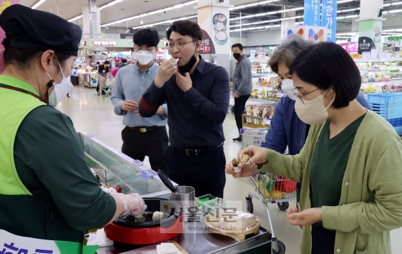 대형마트에서 시식 코너 운영이 자유로워진 25일 서울 서초구 하나로마트 양재점을 찾은 시민들이 오랜만에 시식 음식을 맛보고 있다. 박지환 기자