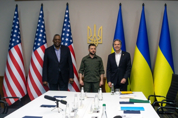 볼로디미르 젤렌스키(가운데) 우크라이나 대통령이 24일(현지시간) 우크라이나 수도 키이우를 방문한 로이드 오스틴(왼쪽) 미 국방장관과 토니 블링컨(오른쪽) 미 국무장관과 함께 서 있는 사진을 미 국방부가 공개했다. 러시아의 우크라이나 침공 이후 처음으로 우크라이나를 찾은 미 고위급 인사인 두 장관은 이날 방문에서 우크라이나에 3억 2200만 달러(약 4024억원)의 군사 자금 등 7억 달러의 직간접적인 지원을 약속했다. 키이우 AFP 연합뉴스