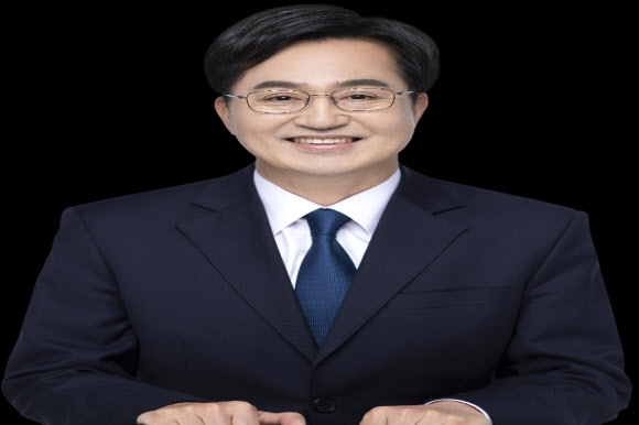 더불어민주당의 6·1지방선거 경기지사 후보에 김동연 전 경제부총리가 확정됐다. 민주당 중앙당선거관리위원회는 25일 김 전 총리가 경기지사 본경선에서 과반을 득표, 결선투표 없이 후보로 확정됐다고 밝혔다. 연합뉴스