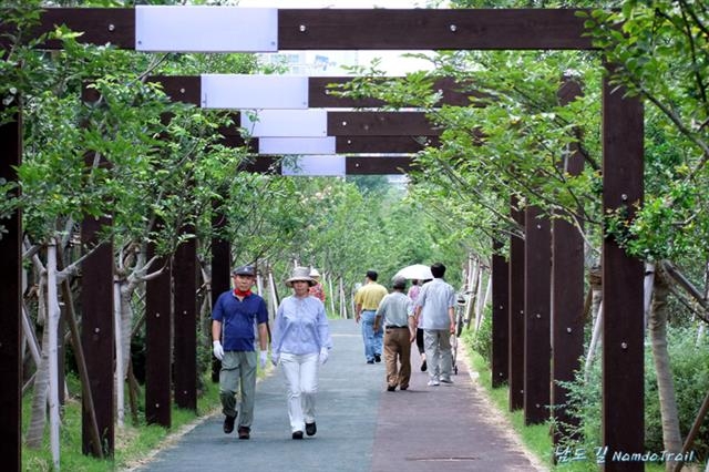 광주 시민들이 폐철도 부지에 조성된 푸른길공원을 걷고 있다. 광주 남구 제공