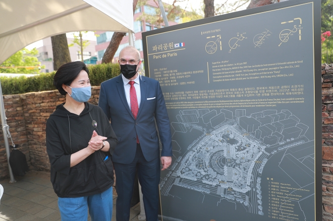 김수영(왼쪽) 양천구청장이 23일 양천구 목동 파리공원 리노베이션 개장식에 참석해 웃고 있다. 양천구 제공