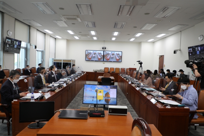 26일 국회 본관 제5영상회의실에서 일본 정부에 대한 한국 한센인 가족 보상청구 소송 경과를 알리는 기자회견이 열렸다. 한일 한센가족보상청구변호단이 공동으로 주최한 이날 행사는 한국 국회와 일본 중의원 제1의원회관에서 함께 진행됐다. 이재정 더불어민주당 의원실 제공.