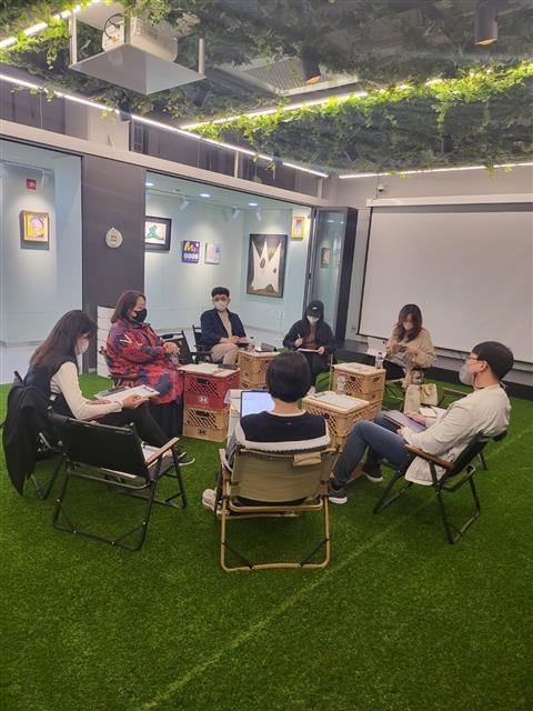 서울 노원구 청년아지트에서 청년들이 ‘제1회 노원 청년 축제’ 준비 회의를 하고 있다.  노원청년정책네트워크 제공