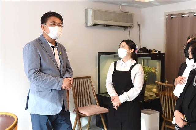 오승록 노원구청장이 경제적 부담 없이 창업할 수 있도록 돕는 ‘청년가게’를 방문한 모습. 노원구 제공