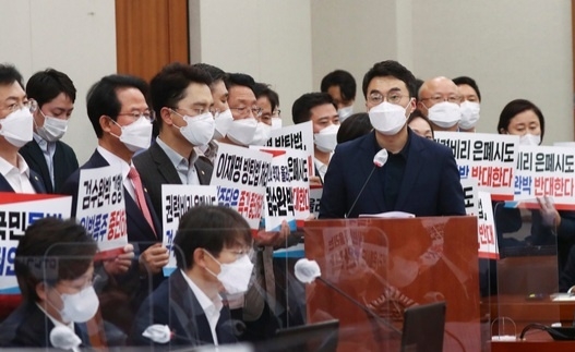 국민의힘 의원들이 26일 오후 서울 여의도 국회에서 열린 법제사법위원회 전체회의에서 ‘검수완박’ 입법 반대 손 피켓을 들고 서 있다. 공동취재 