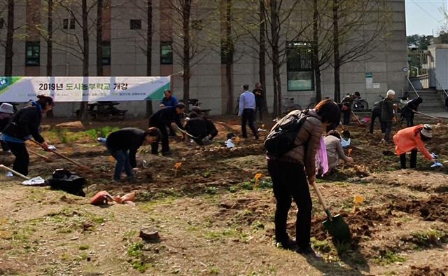 서울 광진구 도시농부학교 참가자가 도시농업을 실습하고 있는 모습. 광진구 제공