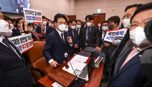 국민의힘 항의에도… 與 심야 법사위 단독 처리