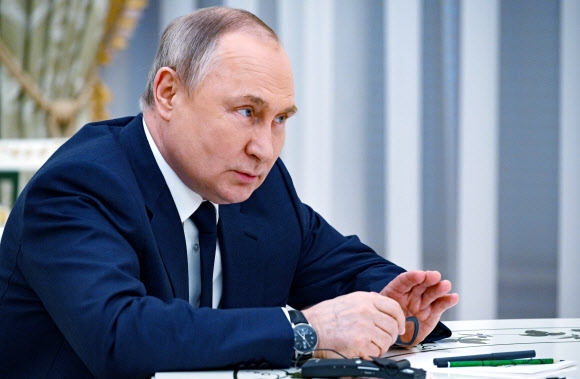 매서운 표정 블라디미르 푸틴 러시아 대통령은 26일(현지시간) 크렘린궁에서 러시아를 방문한 안토니우 구테흐스 유엔 사무총장과 만나 우크라이나 사태에 대해 논의했다.EPA연합