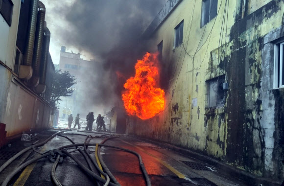 27일 오전 부산 사상구 한 공장에서 불길이 치솟고 있다. 소방당국은 소방 헬기를 투입하는 등 진화에 나섰고 오전 9시 23분께 대응 1단계를 발령했다. 2022.4.27 <br>부산소방재난본부 제공