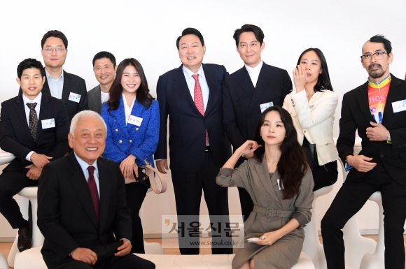 President-elect Yoon Seok-yeol (center) is taking a commemorative photo with actors Lee Jung-jae (fourth from the right) and other attendees at the 'Lunch with Culture, Arts and Sports People' held at Dongdaemun Design Plaza (DDP) in Seoul on the 27th.  Reporter Jeong Yeon-ho