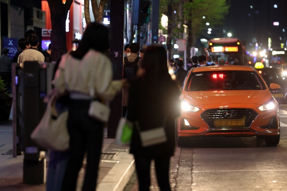 사회적 거리두기 해제로 밤에 택시 잡기가 너무 힘들어지자 서울시가 택시 심야할증 적용시간을 밤 12시에서 10시로 두 시간 앞당기는 방안을 검토하고 나서 논란이 일고 있다. 연합뉴스