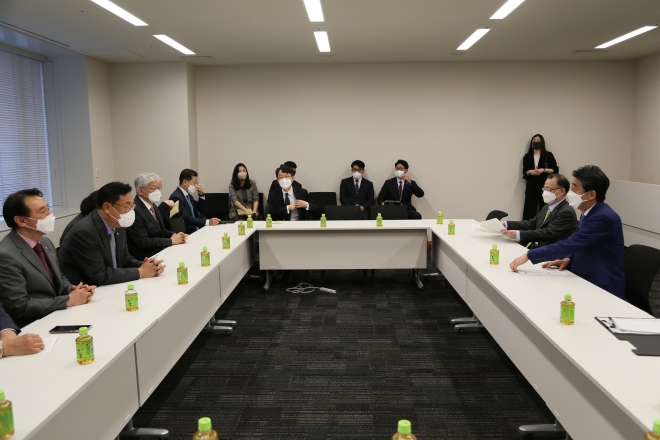 아베 전 일본 총리와 면담한 한일 정책협의대표단 27일 한일 정책협의대표단이 아베 신조(오른쪽 첫 번째) 전 일본 총리와 이야기를 나누고 있다. 왼쪽 두 번째는 정진석 국회부의장. 한일 정책협의대표단 제공