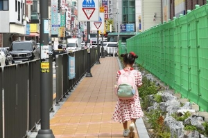 車 사이로 아이들 휙! 아찔… 2m폭 울타리 둘렀더니 ‘더 안심 스쿨존’ [2022 세이프 코리아 리포트]