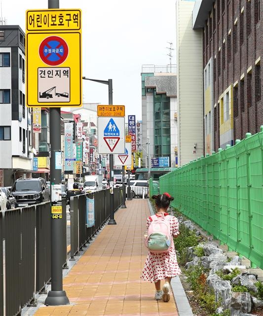 After 인도 분리하고 표지판은 눈에 띄게… 바닥 신호등도